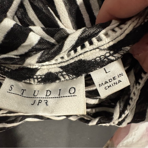 Title: Studio JPR Black & White Striped Sleeveless Tank Top – Size L - Picture 5 of 5